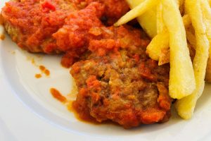 CARNE CON PATATAS FRITAS