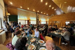 COMEDOR mesas gente .1