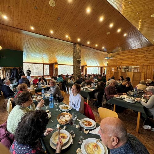 COMEDOR mesas gente .1