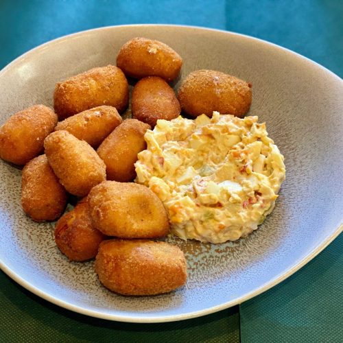 CROQUETAS Y ENSALADILLA